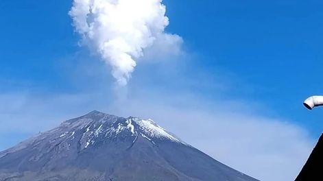 Los Andes | Una fumarola en forma de corazón se elevó sobre el volcán Popocatépetl y revivió una leyenda de amor. Foto: redes.
