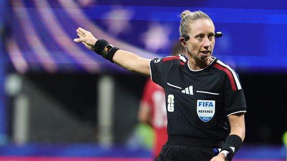 Un nuevo hito en los Mundiales, Tori Penso encabezó una terna íntegramente femenina y dirigió el duelo entre República Checa y Sudáfrica&nbsp;