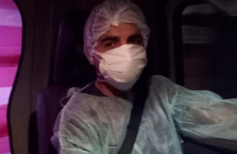 El paramédico Jeremías Rojo, viajaba 6 horas en bici para realizar sus guardias. Fue despedido, aparentemente, por los celos de sus compañeros. / Gentileza: Villa María Vivo