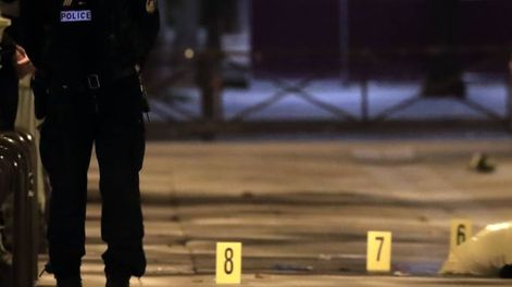 Un hombre hirió a 7 personas a puñaladas en París, entre ellos turistas