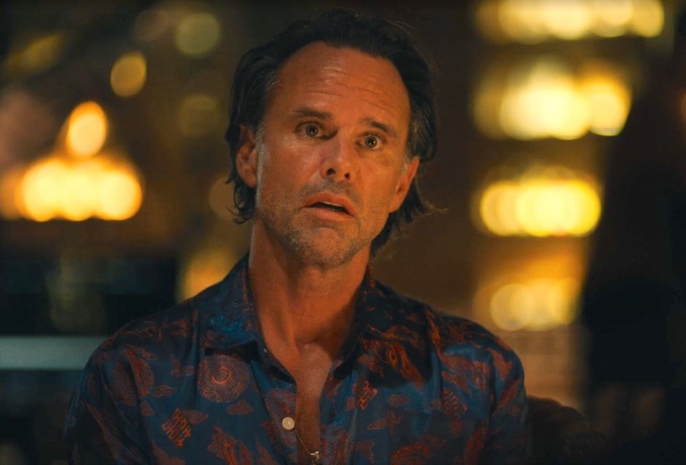 Walton Goggins hace una dupla extraordinaria con Aimee Lu Wood.