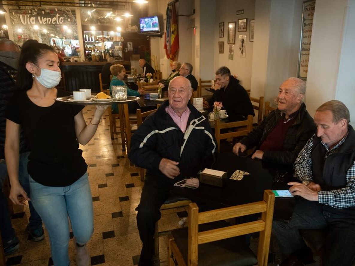 Milagros Yasiulewicz sirve cafe a Guillermo, Horacio y Rafael. Vía Venetto (Imagen Ilustrativa/Ignacio Blanco/Los Andes)