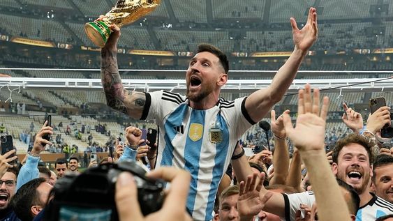ARCHIVO - El capitán argentino Lionel Messi celebran con el trofeo de campeón tras la victoria ante Francia en la final del Mundial de Qatar, el domingo 18 de diciembre de 2023, en Lusail, Qatar. (AP Foto/Martin Meissner)