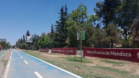 La extensión de la traza del Metrotranvía ya se observa junto a la ciclovía de Godoy Cruz.