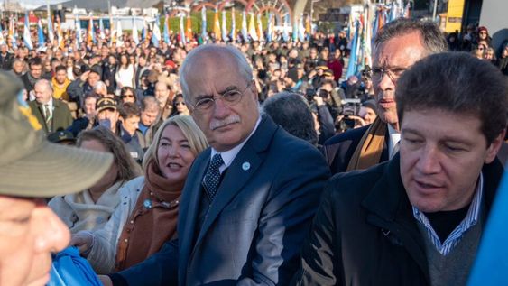 Jorge Taiana, ministro de Defensa, durante el acto en conmemoración del inicio de la Guerra de Malvinas que se llevó a cabo en Ushuaia. Foto: Twitter / @JorgeTaiana