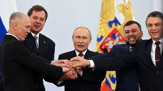 EL presidente de Rusia, Vladimir Putin, junto a los 4 líderes prorrusos de las regiones anexionadas luego de los referendos del mes de septiembre.