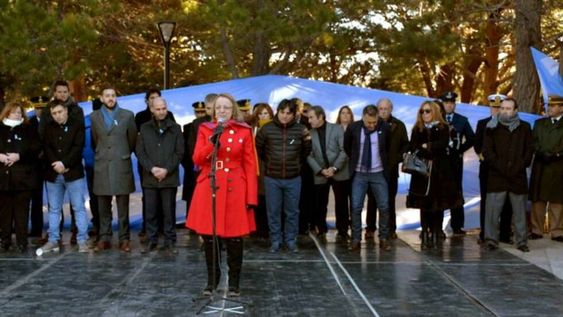 La gobernadora de Santa Cruz, Alicia Kirchner, anunció hoy que a partir del lunes 2 de noviembre quedará habilitado el ingreso al Parque Nacional Los Glaciares.