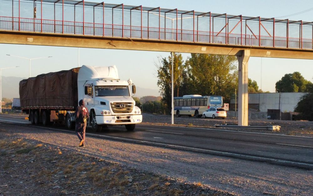 Pasarela peatonal inhabilitada en el Acceso Este: siguen los problemas para los peatones para cruzar. | Foto: Ramiro Gómez / Los Sndes