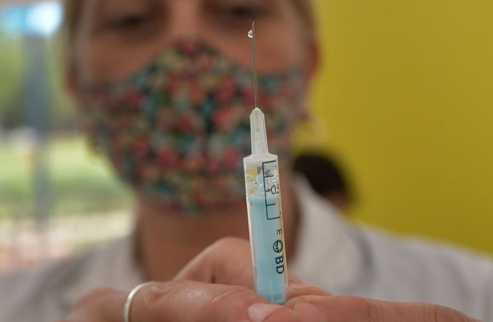 Mendoza 01 de marzo  de 2021 SociedadVacuna Sputnik VEmpezó este lunes la vacunación contra el coronavirus destinada a las personas mayores de 70 años, principal grupo de riesgo, en el Parque Estación Benegas, en Godoy Cruzenfernera, salud, pandemia, covid 19, covid positivo, sociai, positivos, enfermo, contagios, contagiados vacunacion  Foto: Orlando Pelichotti / Los Andes