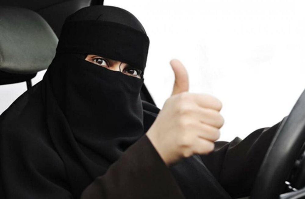 Pese al debut frente al volante, mujeres sauditas continúan bajo la tutela de los hombres