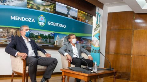 Los Andes | El Gobernador Rodolfo Suaréz y el ministro de Economúa Enrique Vaquié durante la confernecia virtual con el ministro de Desarrollo Productivo de la Nación, Matías Kulfas.