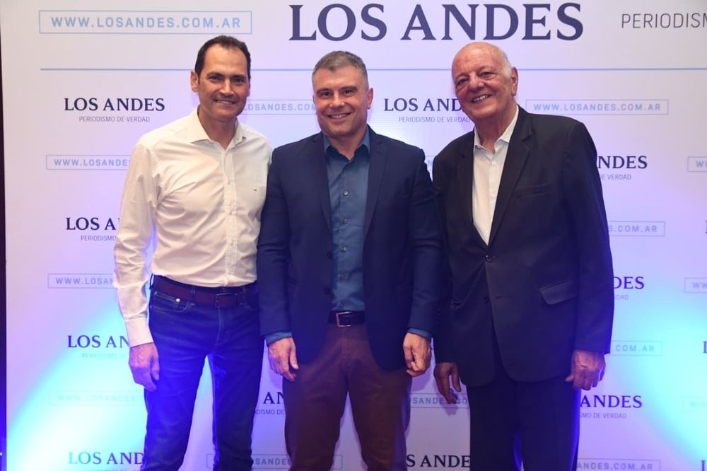 Mauricio Badaloni, Diego Costarelli y Juan Carlos Jaliff, en un encuentro distendido para celebrar junto a Los Andes un año de grandes desafíos y logros compartidos.