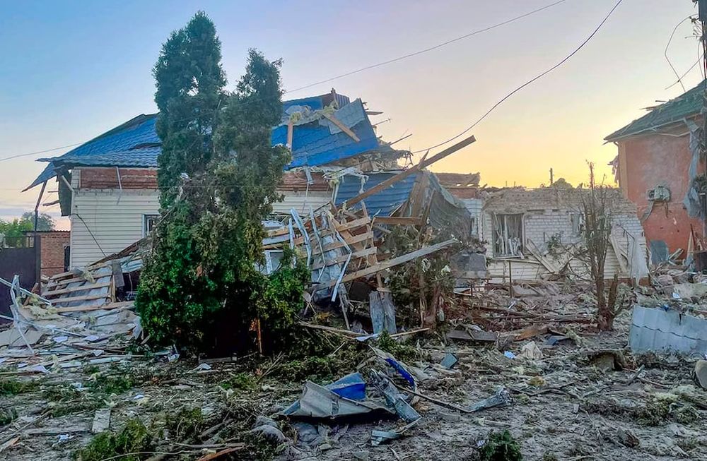 Esta fotografía difundida por el gobernador interino de la región de Kursk, Alexei Smirnov, a través del canal telegram el martes 6 de agosto de 2024, muestra los daños en una casa luego de un bombardeo ucraniano en la ciudad de Sudzha, en la región de Kursk que hace frontera con Ucrania. (Gobernador interino de la región de Kursk, Alexei Smirnov, a través del canal telegram vía AP)