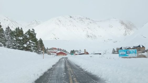Vialidad Mendoza despejó anoche la RP 222 a Las Leñas, tras una fuerte nevada