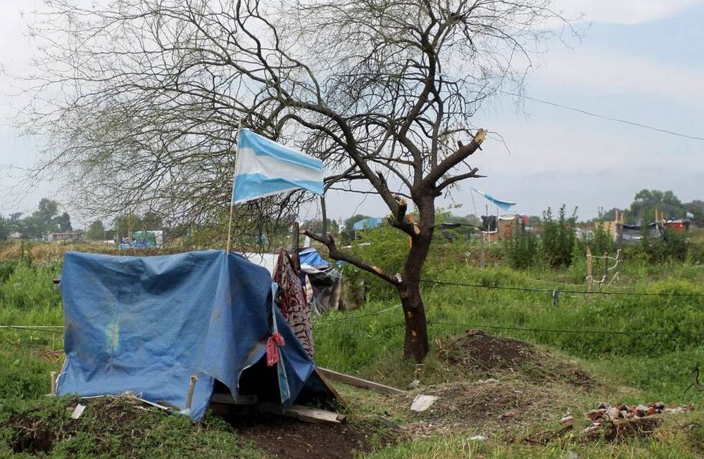 La tierra es un recurso escaso debido a decisiones y asignaciones políticas. Las ocupaciones son consecuencia de un Estado indiferente.