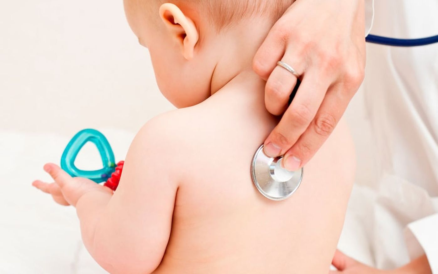 Virus Sincicial Respiratorio:&nbsp; es la causa principal de bronquiolitis, muestra un aumento sostenido de casos y hospitalizaciones en pediatría.