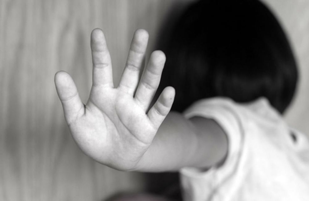 Un hombre de origen boliviano y su pareja y madre de dos hijas menores fueron detenidos al descubrirse que ambas fueron embarazadas por el padrastro.