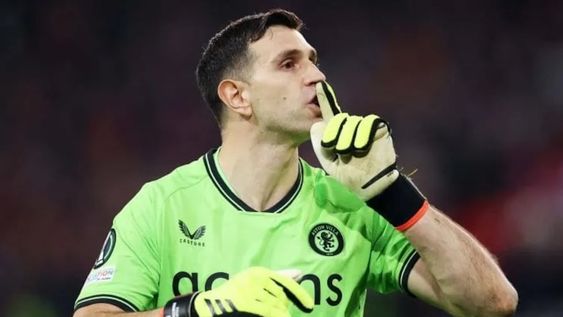 A pesar del hostil recibimiento, Dibu Martínez atajó dos penales a franceses y Aston Villa eliminó a Lille en la Conference League. / Gentileza.
