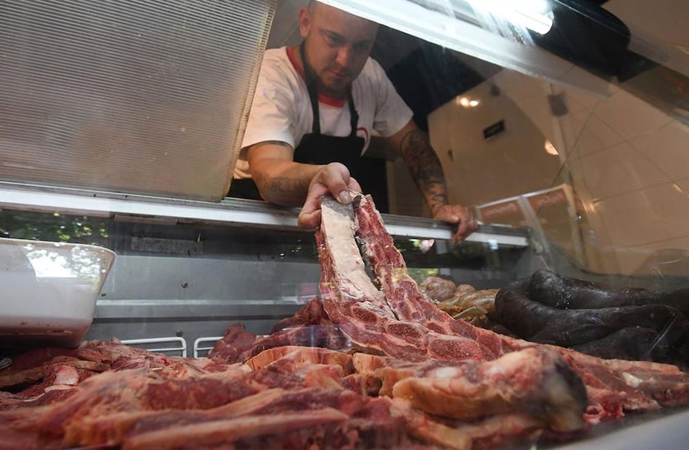 Desde el sector de la carne ya anunciaron que las nuevas medidas se tradujeron en una suba del precio del novillo, el cerdo y, probablemente, el pollo también. Foto: José Gutierrez / Los Andes