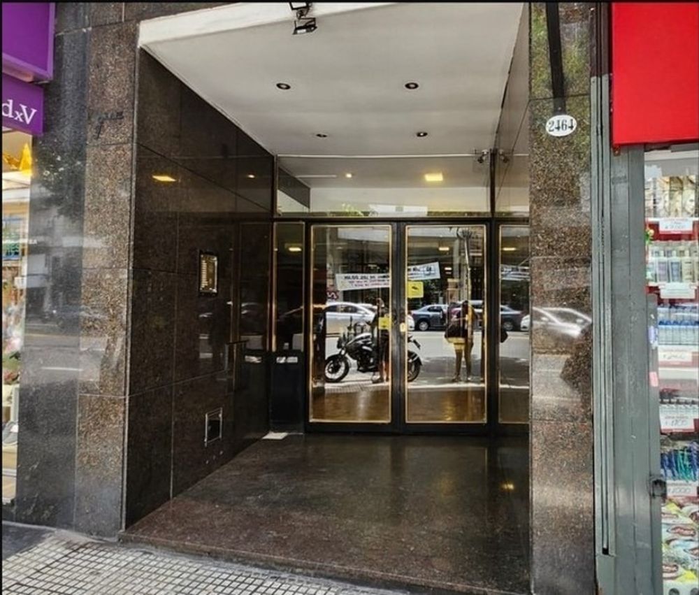 Entrada del departamento de 3 ambientes, sobre la avenida Scalabrini Ortiz. Foto: B.C.