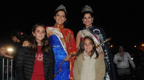 Sensuales virreinas pisaron las uvas al ritmo de la música