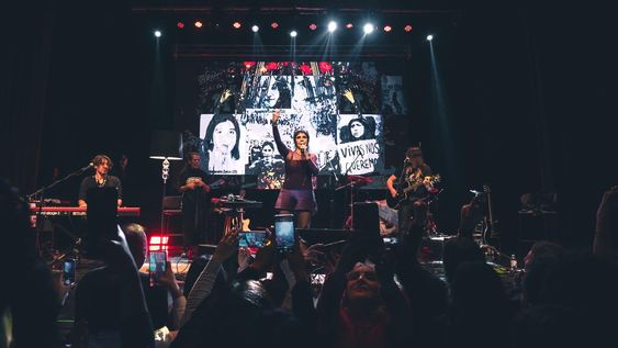 Fabiana Cantilo se presentó en el Teatro Plaza ante una sala llena.