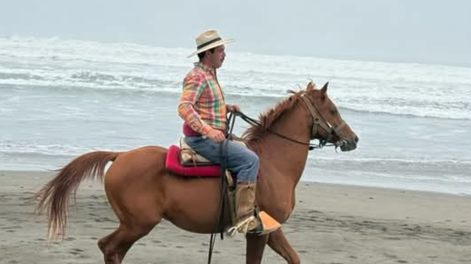 Elio amansa caballos salvajes. Vive por ellos desde niño.