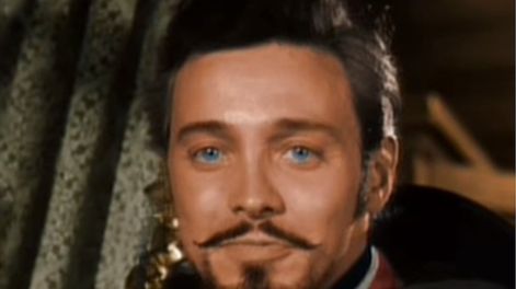 Por esto es que Disney decidió apartar a Britt Lomond, de El Zorro. (web)