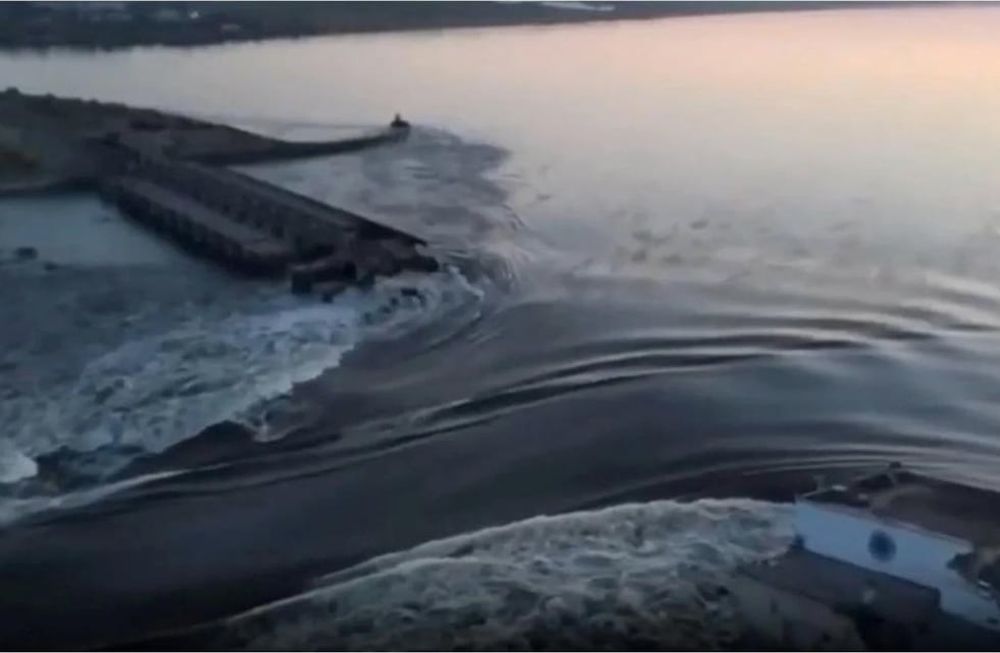 La represa de Kajovka luego de las detonaciones que destruyeron una parte de su infraestructura, inundando varias ciudaddes en torno al río Dniéper en el óblast de Jersón.