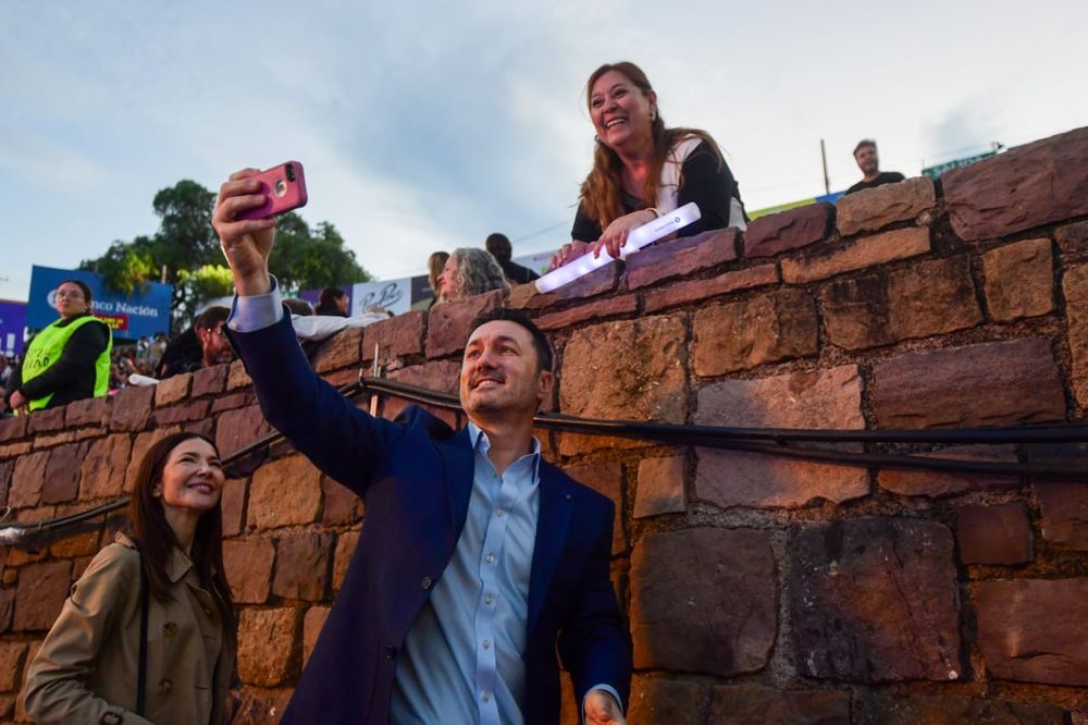 El diputado Luis Petri junto a su pareja, la periodista Cristina Pérez, en el teatro griego durante la previa del Acto Central de la Vendimia.