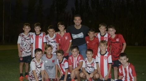 El DT de la Selección se encuentra en su pueblo natal y visitó uno de los clubes de fútbol para saludar a los jugadores. Instagram CAP.