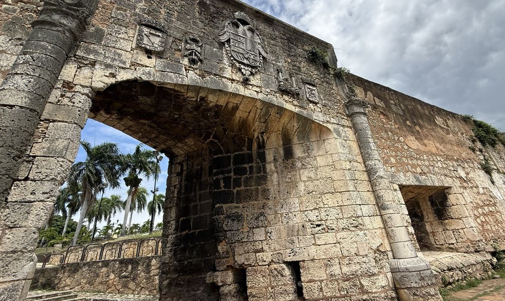 La histórica entrada marítima a la Ciudad Colonial todavía conserva escudos y detalles originales del siglo XVI.