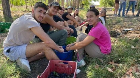 UNCUYO cosmopolita: estudiantes franceses estuvieron en el Liceo Agrícola para conocer la cultura vitivinícola.