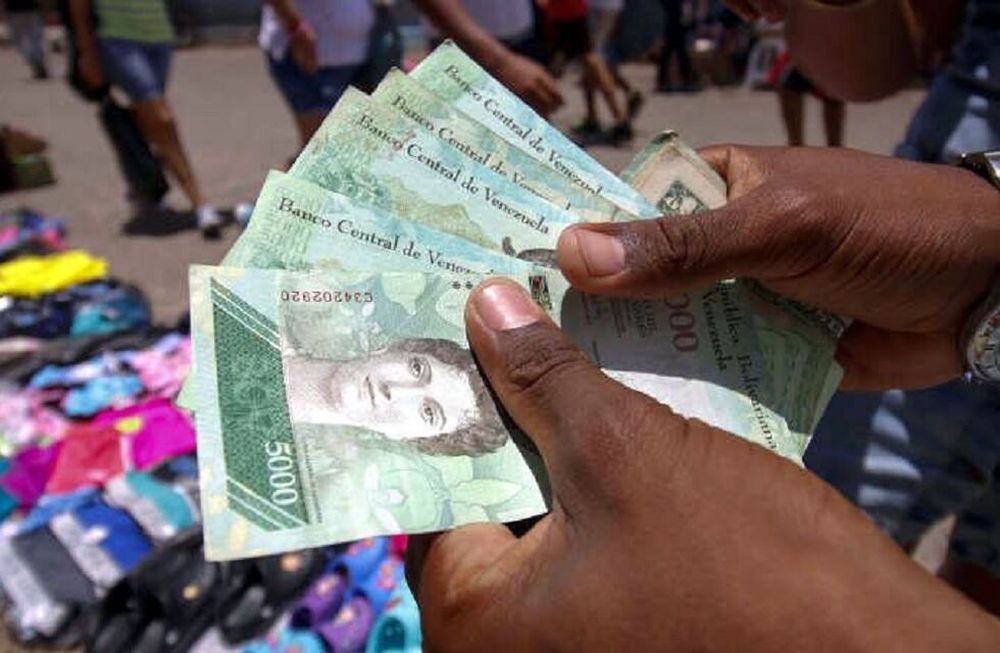 Venezuela estrena billetes bajo el temor de más crisis