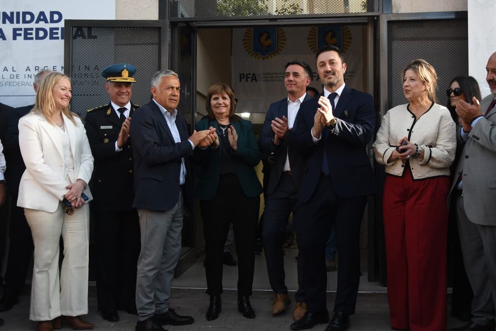 El gobernador Alfredo Cornejo, la ministra de Seguridad, Patricia Bullrich, el ministro de Defensa, Luis Petri, en la inauguración de la sede de la Policía Federal en Mendoza