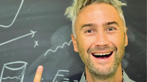 Vincenzo Schettini, el profesor italiano acusado de obligar a sus alumnos a ver sus videos en YouTube para subir sus notas