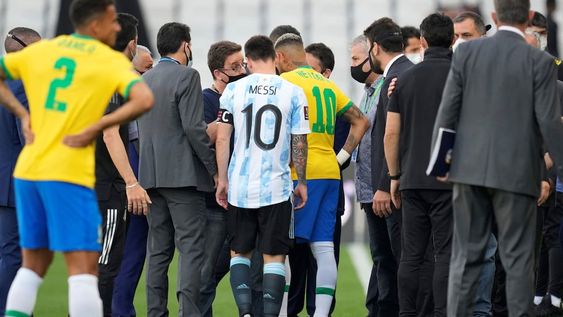 Lionel Messi y Neymar el día de la suspensión en San Pablo. Brasil y Argentina deben ese partido por las Eliminatorias Sudamericanas. (AP)