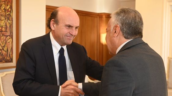 El gobernador Alfredo Cornejo recibió al embajador de Chile en Argentina, Gonzalo Uriarte Herrera.&nbsp;