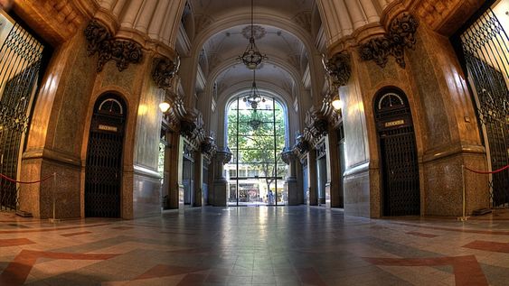 Por estos días, el Barolo está celebrando la recuperación de una misteriosa escultura ahuecada creada en 1919, por el arquitecto Mario Palanti, para ser ubicada en el hall central del edificio.