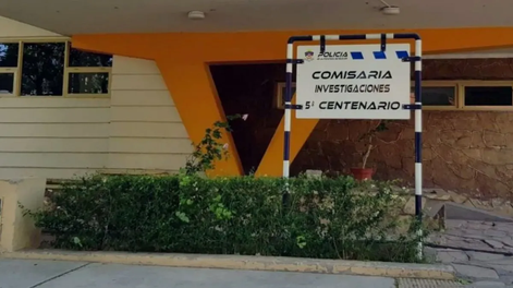 Un insólito y alarmante episodio se vivió en la Comisaría Quinta de Neuquén, donde un detenido casi muere ahogado tras intentar ingerir un pedazo de pared.