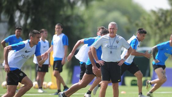 Gustavo Alfaro aún no define el equipo titular para recibir a Lanús el próximo domingo