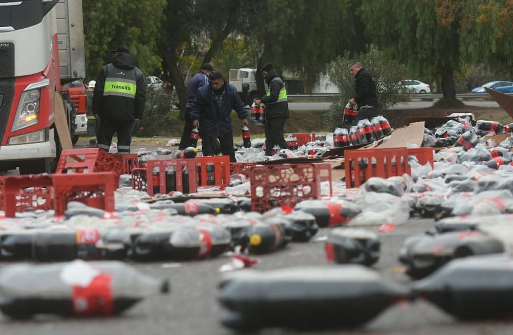 Una carga completa de gaseosas quedó desparramada en el Acceso este y algunas personas aprovecharon y se llevaron algunas unidades. - Ignacio Blanco / Los Andes