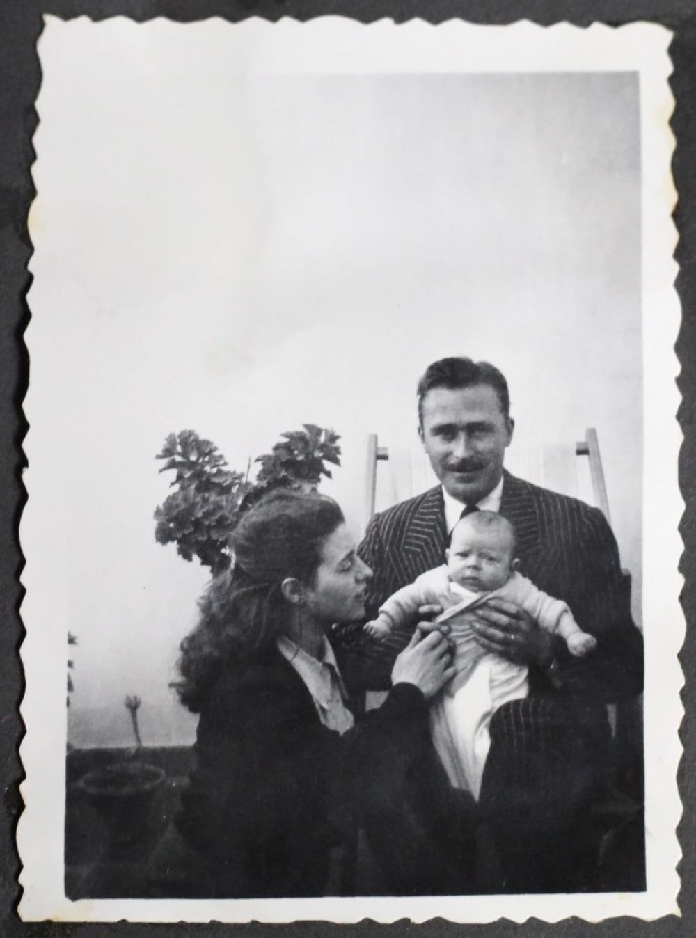 El primer hijo .  El poeta con su esposa Graciela Maturo, y el primogénito de ambos, Tristán. Luego vendrían cinco hijos más, otro varón y cuatro mujeres. 