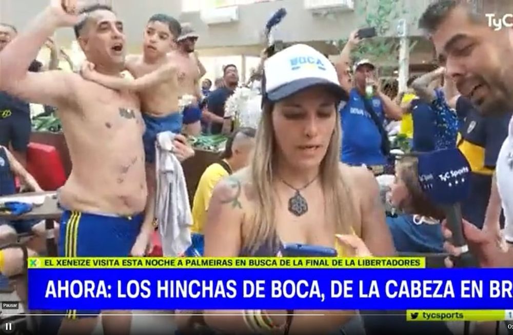 En el medio de los festejos de los hinchas de Boca en Sao Paulo, una fanática confesó que renunció a su trabajo para alentar al Xeneize. Locuras. / Gentileza.