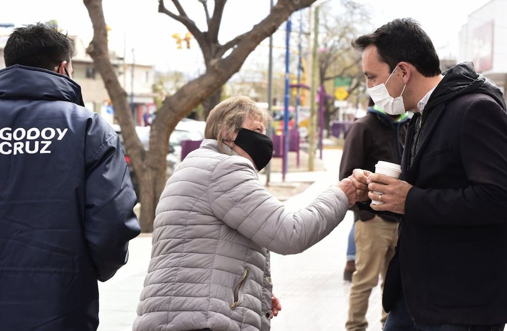 El intendente Tadeo García Zalazar recorre las obras.