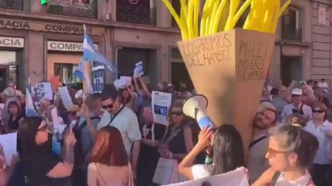 Los Andes | En una de las protestas se puede ver un cono de papas fritas gigante en el que se lee “Milei no sos bienvenido” y “los juegos del hambre”. Javier Milei. Foto: Captura redes