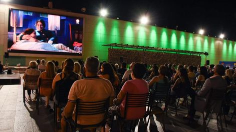 Los Andes | En San Martín, el público se congregó en el Paseo de la Patria, en pleno centro de la Ciudad, para disfrutar allí de la proyección en pantalla grande de la película “Historias de Vendimia”.