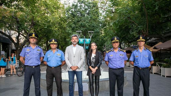 Ulpiano Suarez junto a Mercedes Rus, presentaron la nueva cúpula policial de Capital