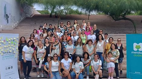 La caminata de mentoreo organizada por Voces Vitales Cono Sur se realizó en 2023 en el Parque Central. Foto: Municipalidad de la Ciudad de Mendoza