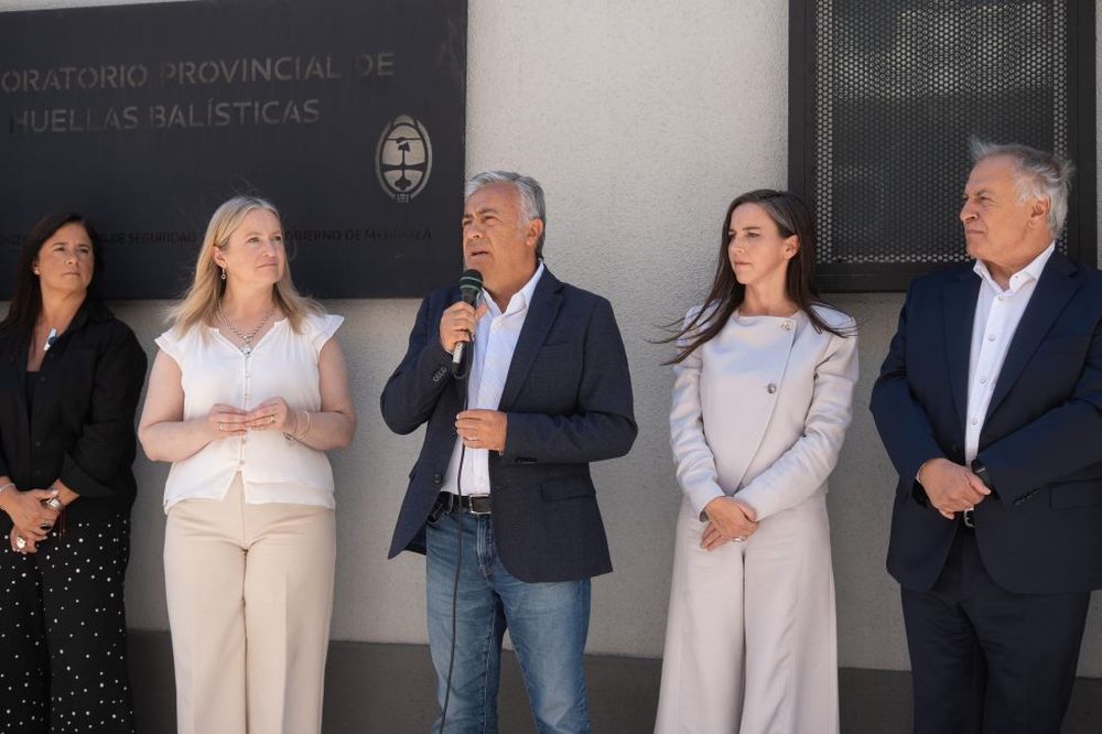 El gobernador Alfredo Cornejo inaugur&oacute; el nuevo laboratorio bal&iacute;stico, junto a la vicegobernadora Hebe Casado; la ministra de Seguridad, Mercedes Rus; el Procurador de la Suprema Corte, Alejandro Gull&eacute;; y la subsecretaria de Infraestructura, Marit&eacute; Badui.&nbsp;